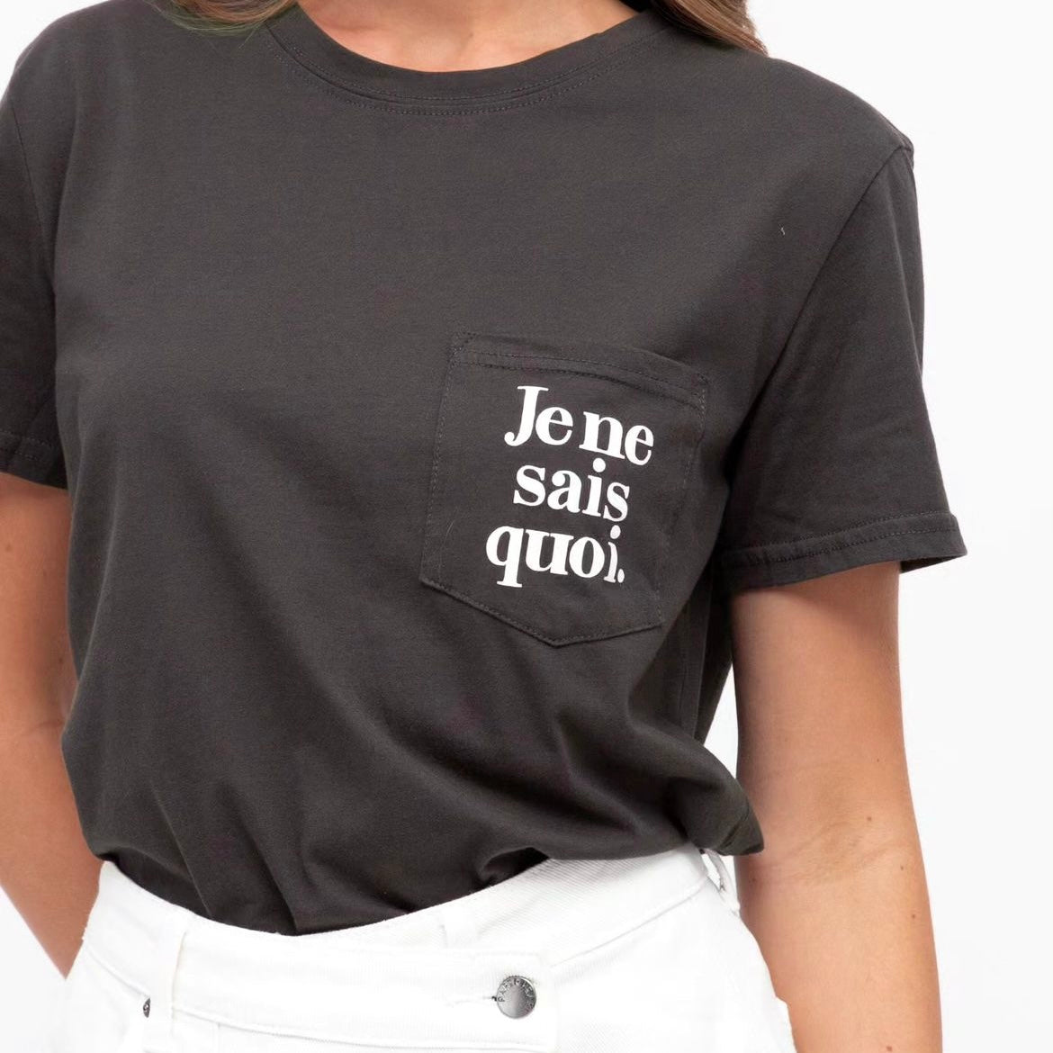 JENE SAIS QUO TEE -CHARCOAL