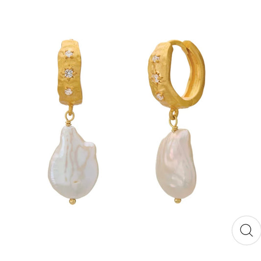 Cosmic Love Medium Earrings with Pearls in 18KT Yellow Gold Plate