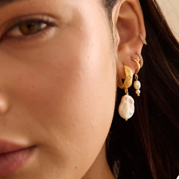 Cosmic Love Medium Earrings with Pearls in 18KT Yellow Gold Plate