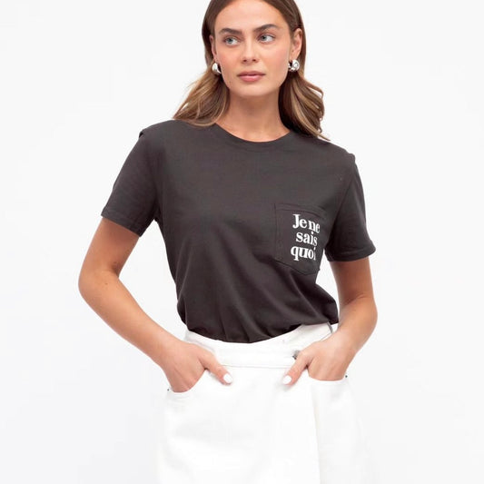 JENE SAIS QUO TEE -CHARCOAL