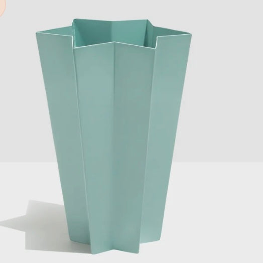 METAL STAR VASE - GREEN